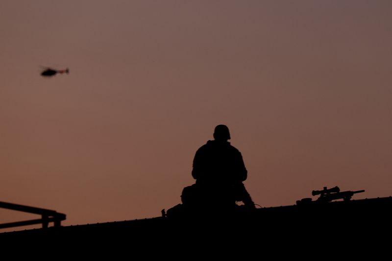 © Reuters. FILE PHOTO: A Secret Service agent patrols in this illustration. REUTERS/Evelyn Hockstein/File Photo