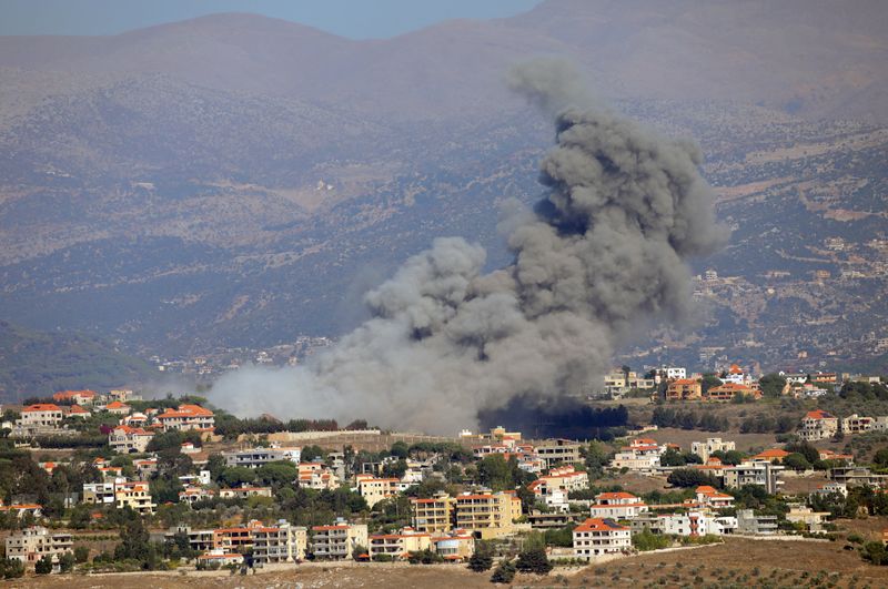 &copy; Reuters. Smoke billows over Khiam, amid ongoing cross-border hostilities between Hezbollah and Israeli forces, as seen from Marjayoun, near the border with Israel, September 25, 2024. REUTERS/Karamallah Daher   