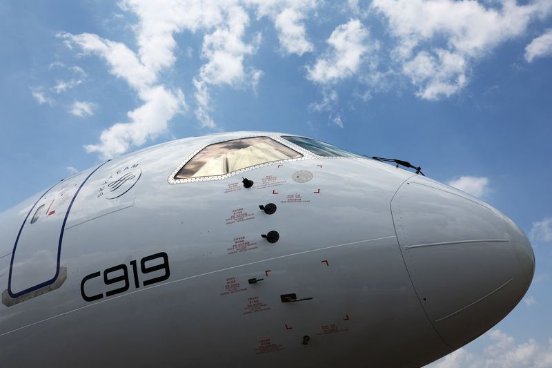 &copy; Reuters. FILE PHOTO: A Comac C919 plane is displayed at the Singapore Airshow at Changi Exhibition Centre in Singapore February 21, 2024. REUTERS/Edgar Su/File photo