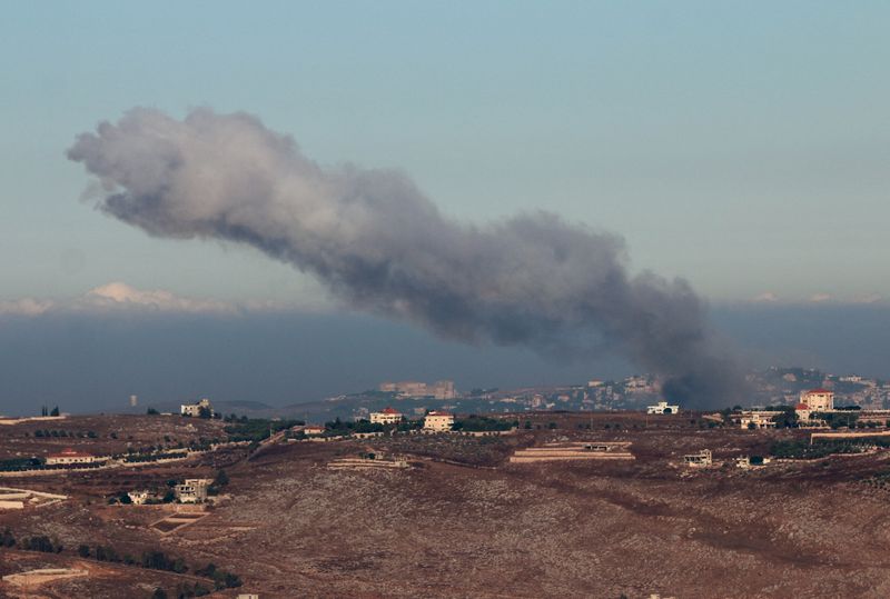 &copy; Reuters. Smoke billows over southern Lebanon, amid ongoing cross-border hostilities between Hezbollah and Israeli forces, as pictured from Marjayoun, near the border with Israel, September 26, 2024. REUTERS/Karamallah Daher    