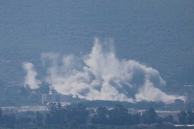 © Reuters. Smoke billows over southern Lebanon following an Israeli strike, amid ongoing cross-border hostilities between Hezbollah and Israeli forces, as seen from Tyre, Lebanon September 26, 2024. REUTERS/Amr Abdallah Dalsh