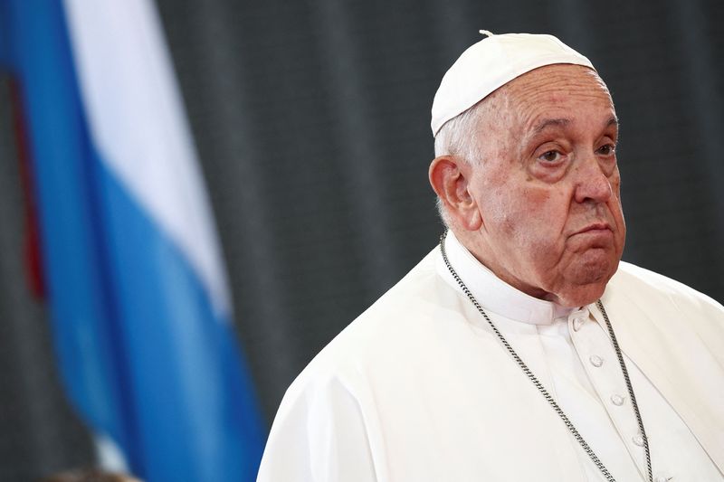 © Reuters. Pope Francis looks on at Luxembourg Airport during a one-day apostolic journey, in Luxembourg, September 26, 2024. REUTERS/Guglielmo Mangiapane