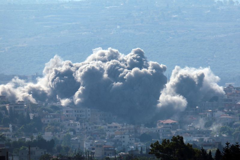 © Reuters. Smoke billows over southern Lebanon following an Israeli strike, amid ongoing cross-border hostilities between Hezbollah and Israeli forces, as seen from Tyre, Lebanon September 26, 2024. REUTERS/Amr Abdallah Dalsh   