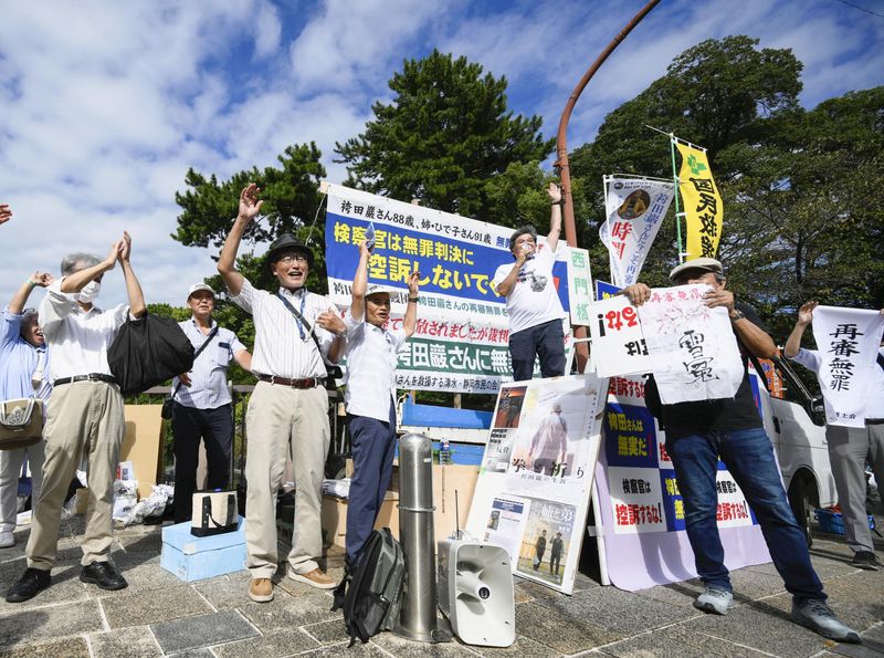 © Reuters. Supporters of Iwao Hakamada celebrate after the Shizuoka District Court acquitted the 88-year-old former professional boxer in a retrial decades after he was sentenced to death over a 1966 quadruple murder case, in Shizuoka, central Japan, September 26, 2024, 2024, in this photo taken by Kyodo. Mandatory credit Kyodo/via REUTERS