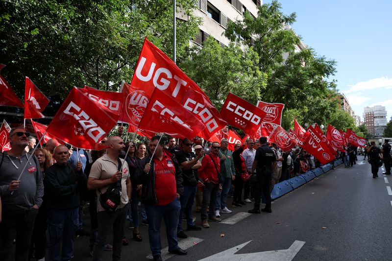 © Reuters. Members of UGT (Union General de Trabajadores) and CCOO (Confederacion Sindical de Comisiones Obreras), two main Spanish trade unions, protest demanding fewer working hours from 40 to 37.5 hours per week, in Madrid, Spain, September 26, 2024. REUTERS/Violeta Santos Moura