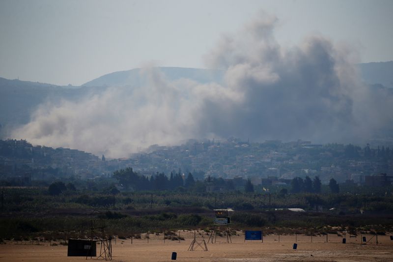 © Reuters. Smoke billows over southern Lebanon following an Israeli strike, amid ongoing cross-border hostilities between Hezbollah and Israeli forces, as seen from Tyre, Lebanon September 26, 2024. REUTERS/Amr Abdallah Dalsh