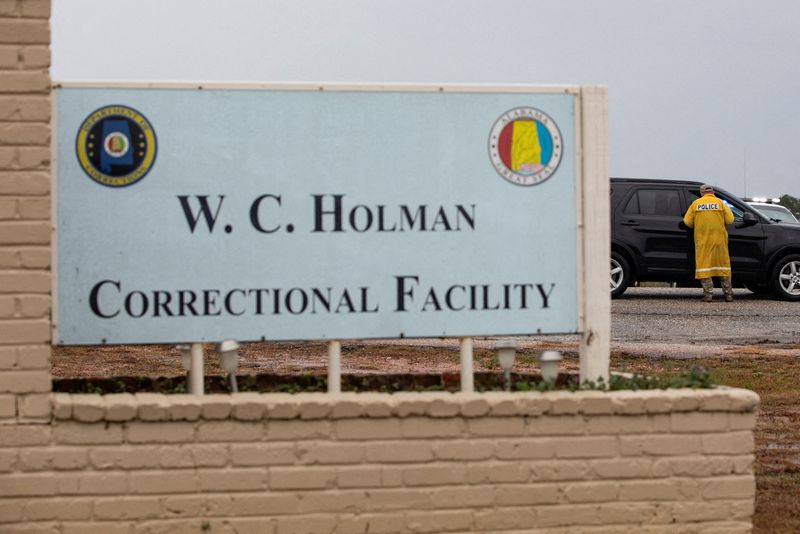 &copy; Reuters. The gate at Holman Correctional Facility is monitored by law enforcement before the scheduled execution by asphyxiation using pure nitrogen, of Kenneth Smit who is convicted for a murder-for-hire committed in 1988, in Atmore, Alabama, U.S. January 25, 202