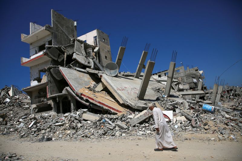 © Reuters. A Palestinian man walks past the rubble of a house destroyed in the Israel's military offensive, amid the Israel-Hamas conflict, in Khan Younis, in the southern Gaza Strip, September 26, 2024. REUTERS/Hatem Khaled