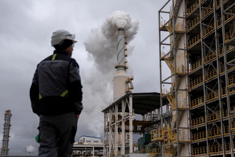 &copy; Reuters. Una veduta della raffineria di petrolio di Atyrau, di proprietà della compagnia energetica statale KazMunayGas, nella città di Atyrau, Kazakistan, 15 novembre 2023. REUTERS/Turar Kazangapov/Foto d'archivio