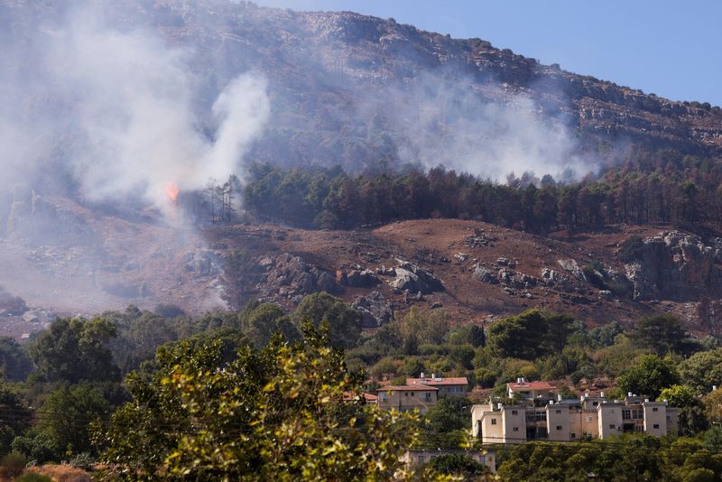 &copy; Reuters. Smoke and flames are visible near homes in Kiryat Shmona after a rocket attack launched from Lebanon, amid cross-border hostilities between Hezbollah and Israel, in northern Israel, September 26, 2024. REUTERS/Jim Urquhart