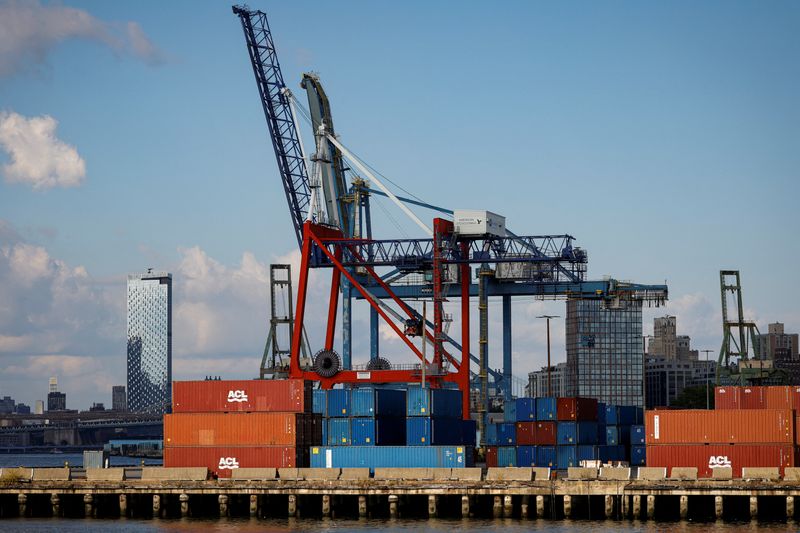 © Reuters. FILE PHOTO: Shipping containers are stacked on a pier at the Red Hook Terminal in Brooklyn, New York, U.S., September 20, 2024.  REUTERS/Brendan McDermid/File Photo