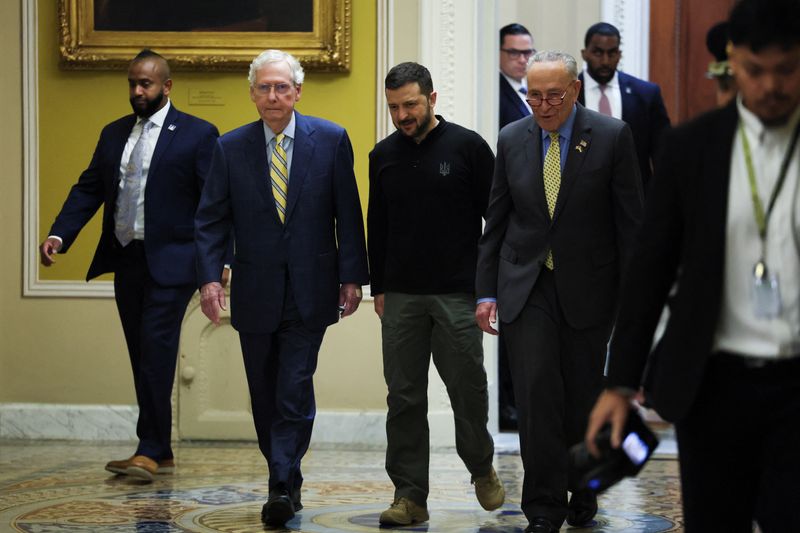 © Reuters. Ukraine's President Volodymyr Zelenskiy walks with U.S. Senate Majority Leader Chuck Schumer (D-NY) and U.S. Senate Minority Leader Mitch McConnell (R-KY) as he arrives to meet with Congressional leaders, days before a Sept. 30 deadline to extend or lose billions of dollars in military aid, at the U.S. Capitol in Washington, U.S., September 26, 2024. REUTERS/Leah Millis