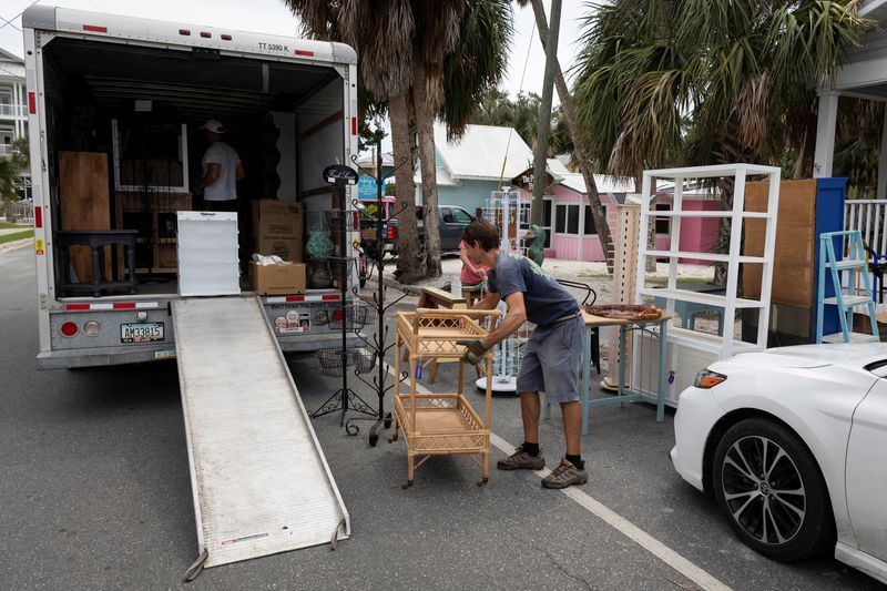 &copy; Reuters. Moradores carregam caminhão com pertences antes da chegada de furação Helene, em Cedar Key, na Flóridan25/09/2024nREUTERS/Marco Bello