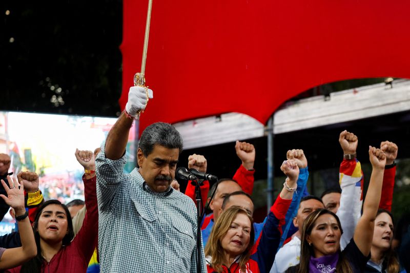 © Reuters. Venezuelan President Nicolas Maduro holds up a replica of independence hero Simon Bolivar's sword during a rally to celebrate the results of last month's presidential election, in Caracas, Venezuela August 28, 2024. REUTERS/Fausto Torrealba/File Photo