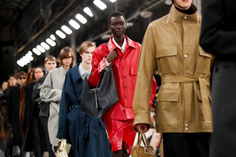 &copy; Reuters. Modelle presentano le creazioni della collezione Tod's Autunno-Inverno 2024/2025 durante la Settimana della Moda a Milano, Italia, 23 febbraio 2024. REUTERS/Alessandro Garofalo