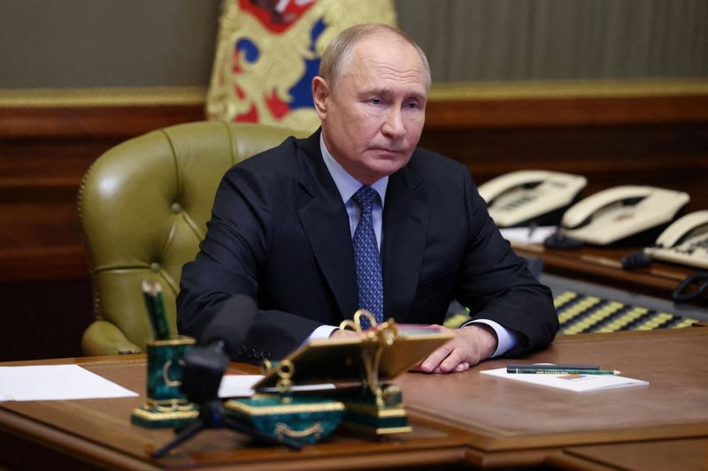 &copy; Reuters. Russian President Vladimir Putin chairs a meeting with members of the Security Council via video link at the Constantine Palace in Strelna on the outskirts of Saint Petersburg, Russia September 20, 2024. Sputnik/Alexander Kazakov/Pool via REUTERS/File Pho