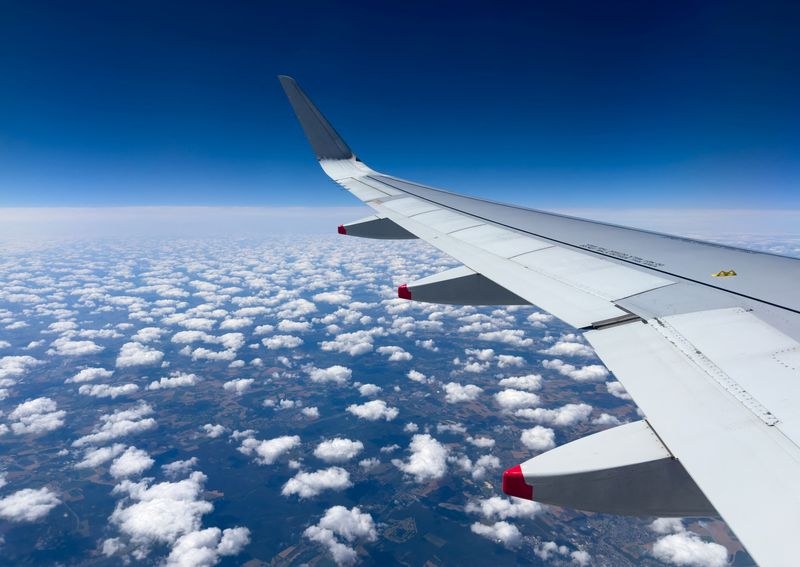 © Reuters. FILE PHOTO: A wing of an Airbus A-320 aircraft of British Airways is pictured above northern France during a Geneva to London Heathrow flight, August 7, 2024.  REUTERS/Denis Balibouse/File Photo