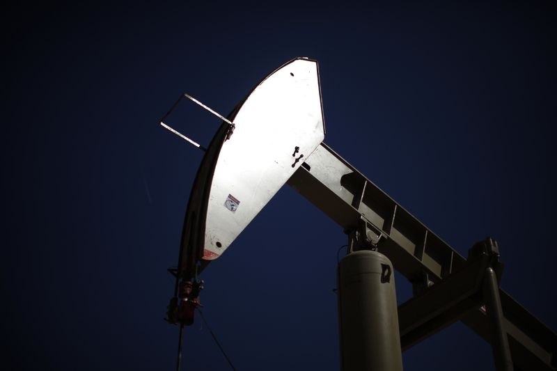 © Reuters. FILE PHOTO: A pumpjack brings oil to the surface  in the Monterey Shale, California, April 29, 2013. REUTERS/Lucy Nicholson