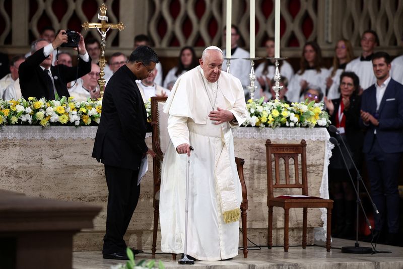 © Reuters. Pope Francis stands as he meets with the catholic community at Notre Dame Cathedral in Luxembourg, September 26, 2024. REUTERS/Guglielmo Mangiapane