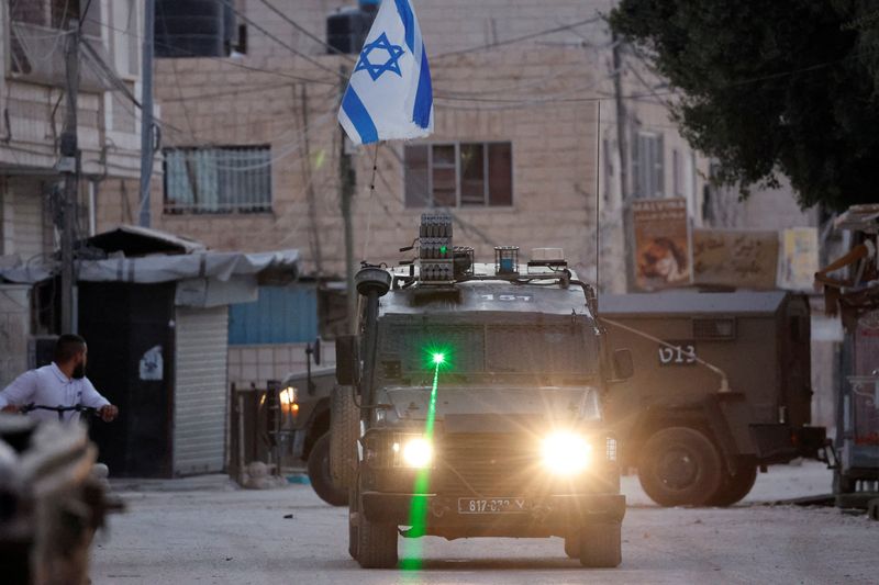 © Reuters. A military vehicle with a laser transits during an Israeli raid in Jenin, in the Israeli-occupied West Bank, September 25, 2024. REUTERS/Raneen Sawafta/File Photo