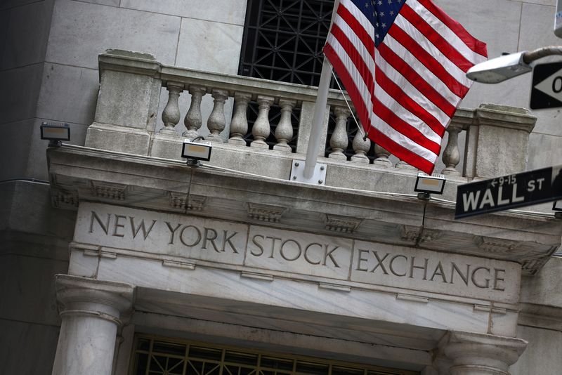 © Reuters. FILE PHOTO: A U.S. flag hangs outside the New York Stock Exchange (NYSE) before the Federal Reserve announcement in New York City, U.S., September 18, 2024. REUTERS/Andrew Kelly/File Photo