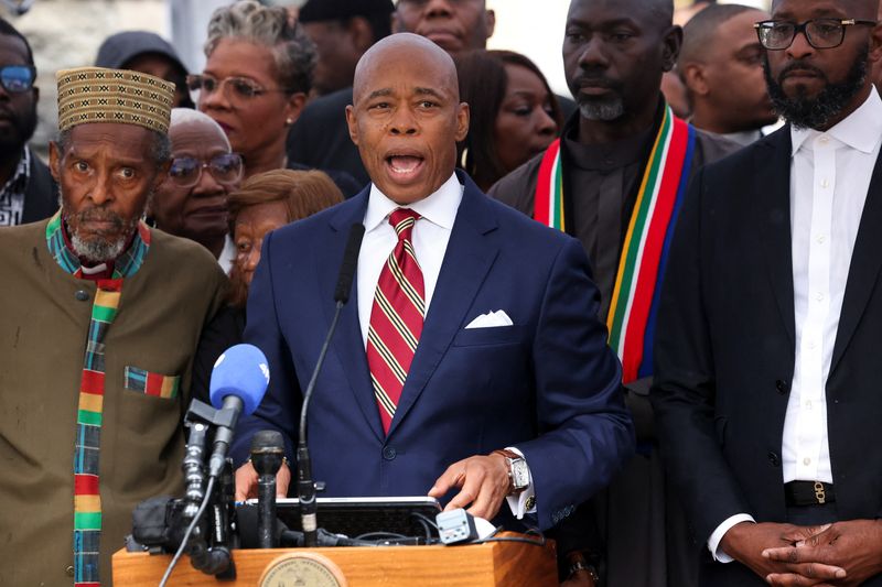 © Reuters. New York City Mayor Eric Adams speaks to the press outside his official residence Gracie Mansion after he was charged with bribery and illegally soliciting a campaign contribution from a foreign national, in New York City, U.S. September 26, 2024. REUTERS/Caitlin Ochs