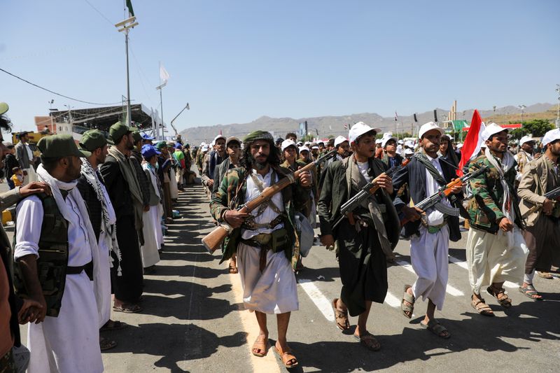 © Reuters. FILE PHOTO: Houthi-mobilized fighters parade during a ceremony marking the 10th anniversary of the Houthi takeover in Sanaa, Yemen September 21, 2024. REUTERS/Khaled Abdullah/File Photo