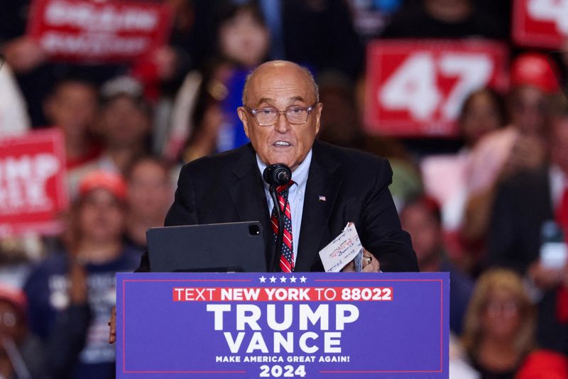 © Reuters. FILE PHOTO: Former New York City mayor and former Trump lawyer Rudy Giuliani speaks at the Nassau Veterans Memorial Coliseum during a rally by Republican presidential candidates and former US President Donald Trump in Uniondale, New York, US , September 18, 2024. REUTERS/Brendan McDermid/File photo