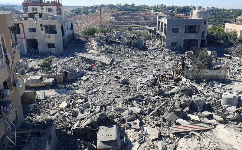 &copy; Reuters. Escombros de edifícios destruídos após ataques israelenses em Saksakiyeh, no sul do Líbanon26/09/2024nREUTERS/Ali Hankir