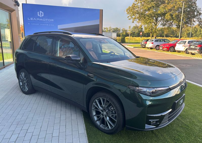 © Reuters. FILE PHOTO: Stellantis-backed joint venture Leamotor International showcases Leapmotor C10 SUV in Malpensa, Italy, as it opens order for the model in Europe, September 24, 2024. REUTERS/Giulio Piovaccari/File Photo