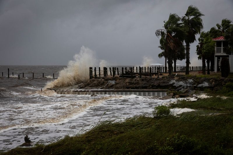 © Reuters. Waves impact a house seawall as Hurricane Helene intensifies before its expected landfall on Florida’s Big Bend, in Eastpoint, Florida, U.S. September 26, 2024.  REUTERS/Marco Bello