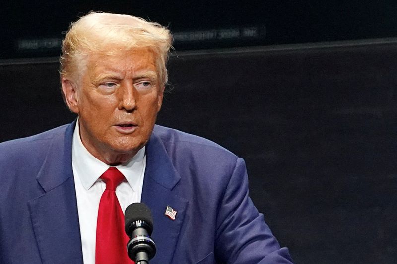 © Reuters. FILE PHOTO: Republican presidential nominee and former U.S. President Donald Trump makes a campaign speech at the Johnny Mercer Theatre Civic Center in Savannah, Georgia, U.S. September 24, 2024.  REUTERS/Megan Varner/File Photo