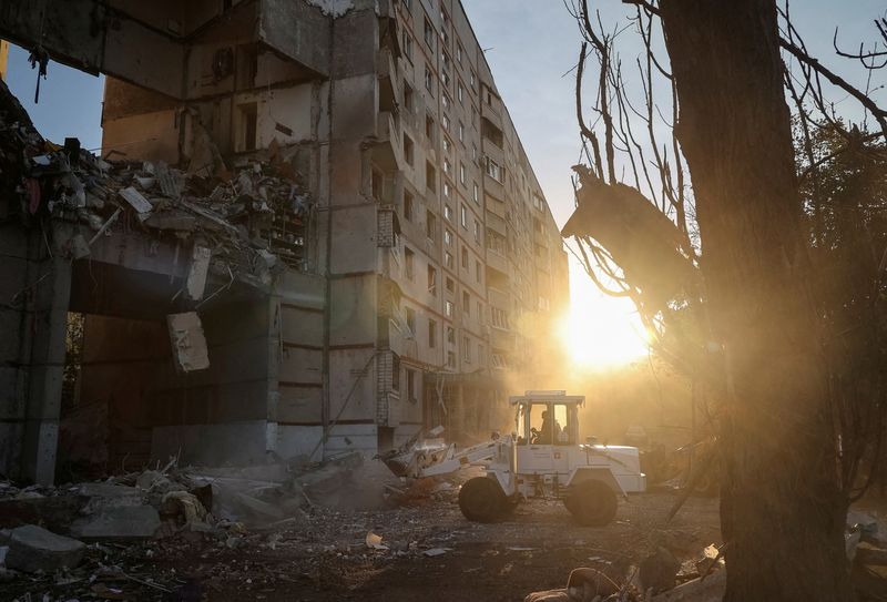 © Reuters. Rescuers work at the site of an apartment building hit by a Russian air strike, amid Russia's attack on Ukraine in Kharkiv, September 24, 2024. REUTERS/Vyacheslav Madiyevskyy/File Photo