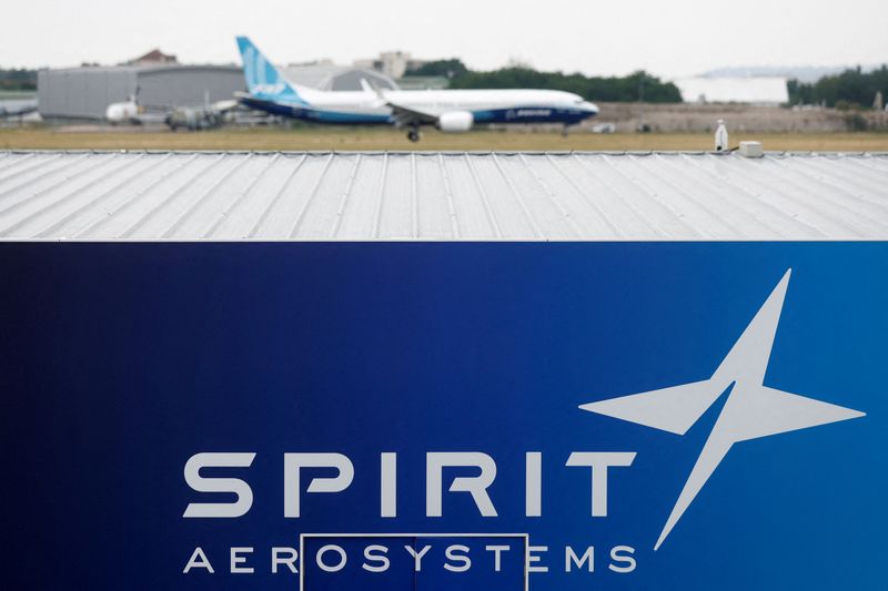 © Reuters. FILE PHOTO: A Boeing 737 MAX-10 lands over the Spirit AeroSystems logo during a flight display at the 54th Paris International Air Show at Le Bourget Airport near Paris, France, June 22, 2023 REUTERS/Benoit Tessier/File Photo