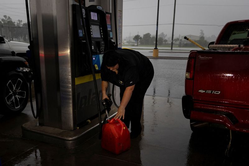 &copy; Reuters. A woman fills up a container with gas as Hurricane Helene intensifies before its expected landfall on Florida’s Big Bend, in Cross City, Florida, U.S. September 25, 2024.  REUTERS/Marco Bello/File Photo