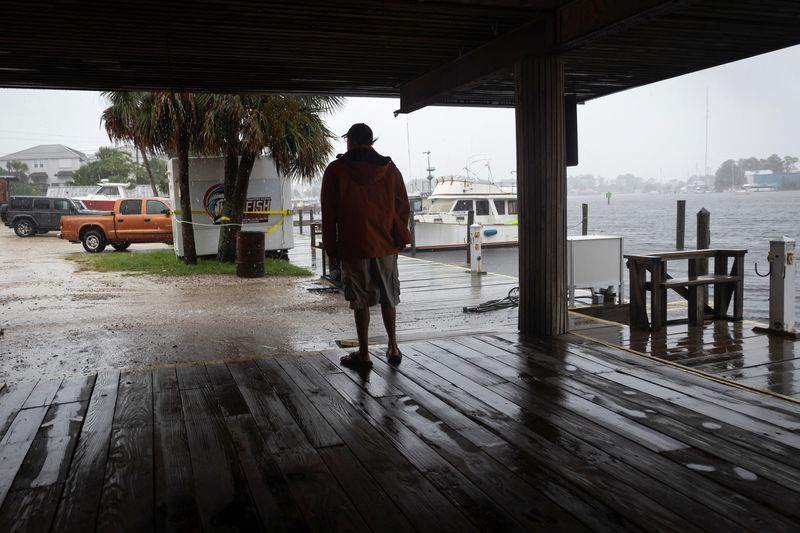 &copy; Reuters. A man looks at the rain as Hurricane Helene intensifies before its expected landfall on Florida’s Big Bend, in Carrabelle, Florida, U.S. September 26, 2024.  REUTERS/Marco Bello