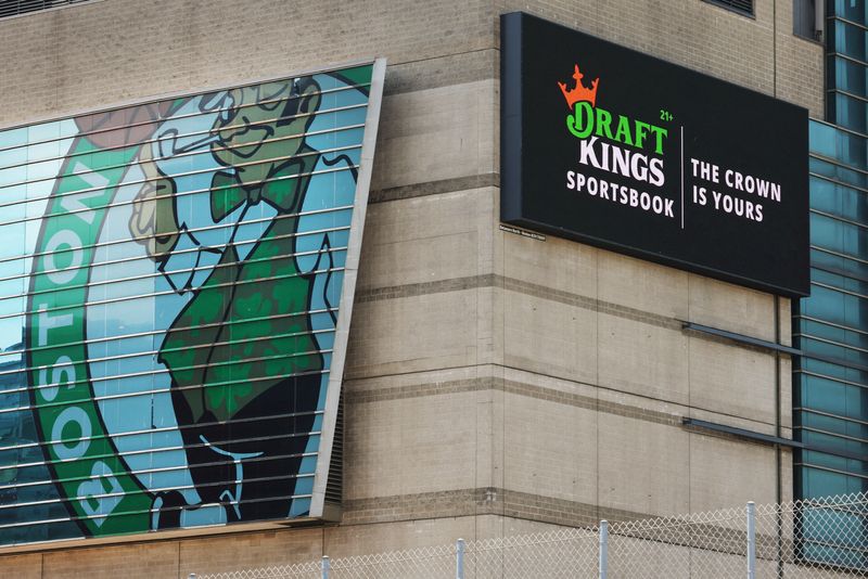 © Reuters. FILE PHOTO: An advertisement for the online sports betting company DraftKings Sportsbook hangs on the side of the Boston Garden in Boston, Massachusetts, U.S., June 17, 2024.  REUTERS/Brian Snyder/File Photo