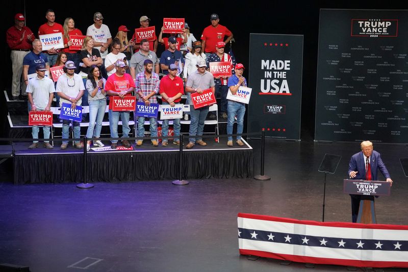 &copy; Reuters. Republican presidential nominee and former U.S. President Donald Trump makes a campaign speech at the Johnny Mercer Theatre Civic Center in Savannah, Georgia, U.S. September 24, 2024.  REUTERS/Megan Varner/File Photo