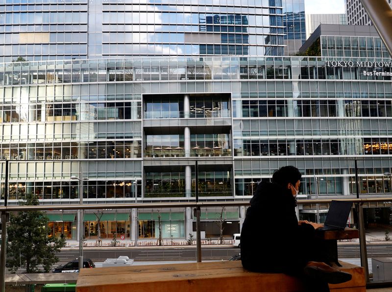 © Reuters. FILE PHOTO: A man uses a laptop on a bench at a business district in Tokyo, Japan January 23, 2024. REUTERS/Kim Kyung-Hoon/File Photo