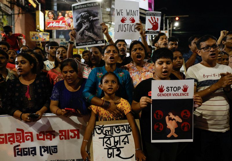 &copy; Reuters. People chant slogans as they participate in a protest condemning and marking one month since the rape and murder of a trainee medic at a government-run hospital in Kolkata, India, September 8, 2024. REUTERS/Sahiba Chawdhary/ File Photo