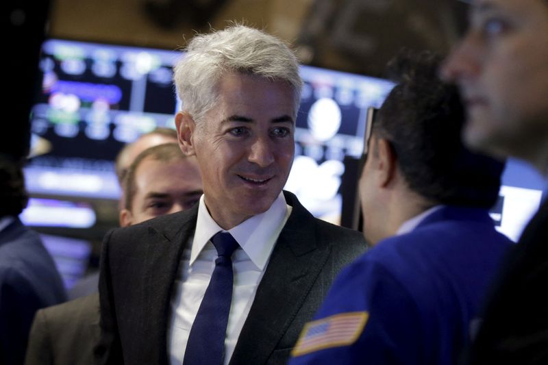 &copy; Reuters. FILE PHOTO: Activist investor Bill Ackman (L), chief executive of Pershing Square Capital, speaks with a specialist trader on the floor of the New York Stock Exchange November 10, 2015. REUTERS/Brendan McDermid/File Photo