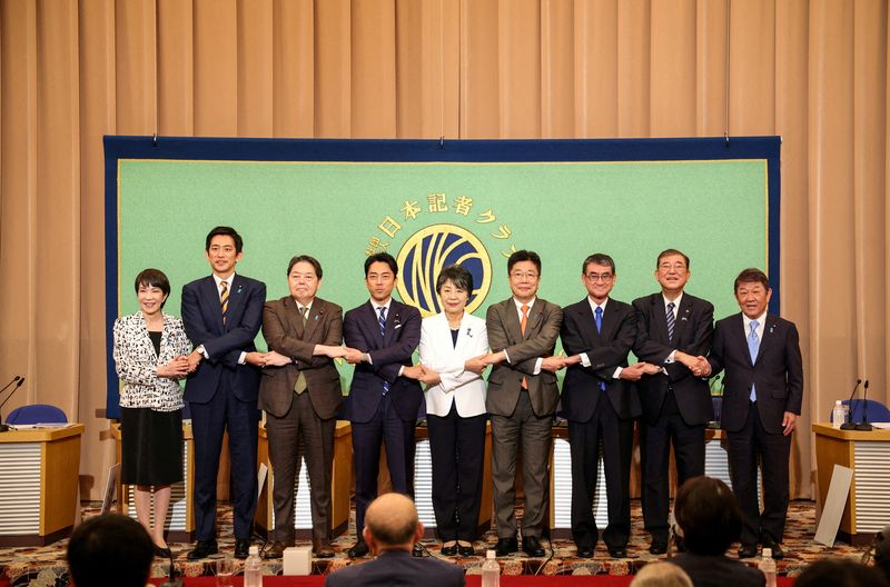 © Reuters. FILE PHOTO: Presidential election candidates of Japan's ruling Liberal Democratic Party (LDP) stand together on stage before a debate at the Nixon Kisha Club in Tokyo, Japan September 14, 2024. Takashi Aoyama/Pool via REUTERS/ File Photo