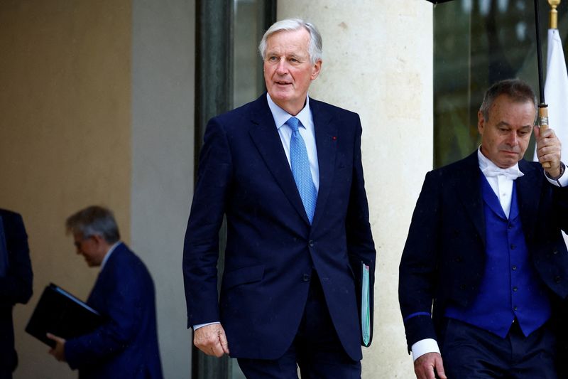 © Reuters. FILE PHOTO: French Prime Minister Michel Barnier leaves following the first weekly cabinet of the new government at the Elysee Palace in Paris, France, September 23, 2024. REUTERS/Sarah Meyssonnier/File Photo