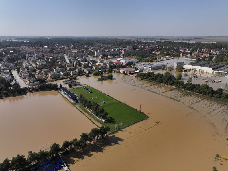 &copy; Reuters. FILE PHOTO: A drone view shows a flooded area by Nysa Klodzka river in Lewin Brzeski, Poland September 17, 2024. REUTERS//Janis Laizans/File Photo