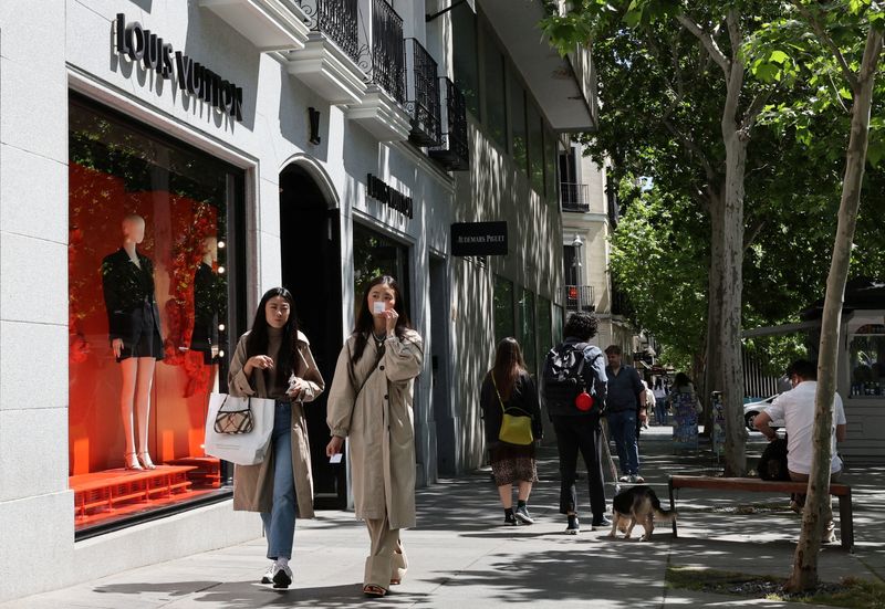 © Reuters. FILE PHOTO: People stroll in the downtown district of Salamanca, in Madrid, Spain, May 18, 2024. REUTERS/Violeta Santos Moura/File photo