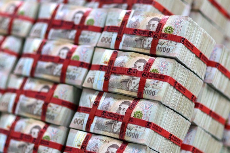 &copy; Reuters. FILE PHOTO: Thai baht notes are seen at a Kasikornbank in Bangkok, Thailand, January 26, 2023. REUTERS/Athit Perawongmetha/File photo