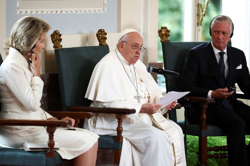 © Reuters. Pope Francis addresses Belgium's authorities and civil society, next to Belgian King Philippe and Queen Mathilde, in Brussels, Belgium September 27, 2024. REUTERS/Guglielmo Mangiapane