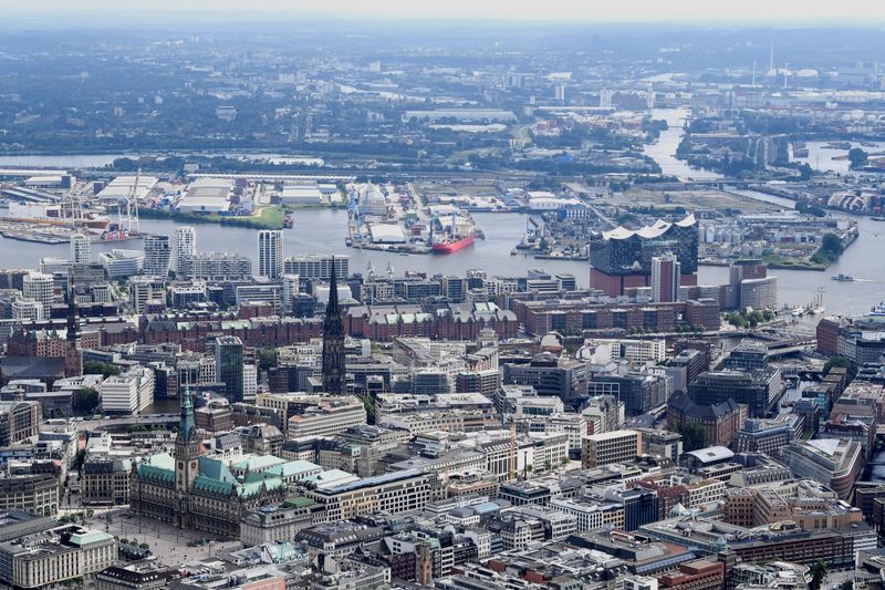 &copy; Reuters. Una veduta aerea del Municipio di Amburgo e della Sala della Filarmonica nel centro di Amburgo, Germania, 5 giugno 2024. REUTERS/Fabian Bimmer/Foto d'archivio