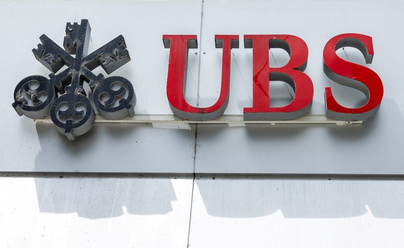 © Reuters. FILE PHOTO: A UBS logo is pictured on the branch of the Swiss bank in Lucerne, Switzerland, June 14, 2024.  REUTERS/Denis Balibouse/File Photo