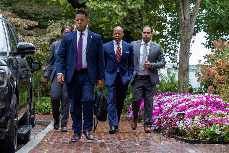 &copy; Reuters. New York City Mayor Eric Adams walks outside his official residence Gracie Mansion, after he was charged with bribery and illegally soliciting a campaign contribution from a foreign national, in New York City, U.S. September 26, 2024. REUTERS/Caitlin Ochs